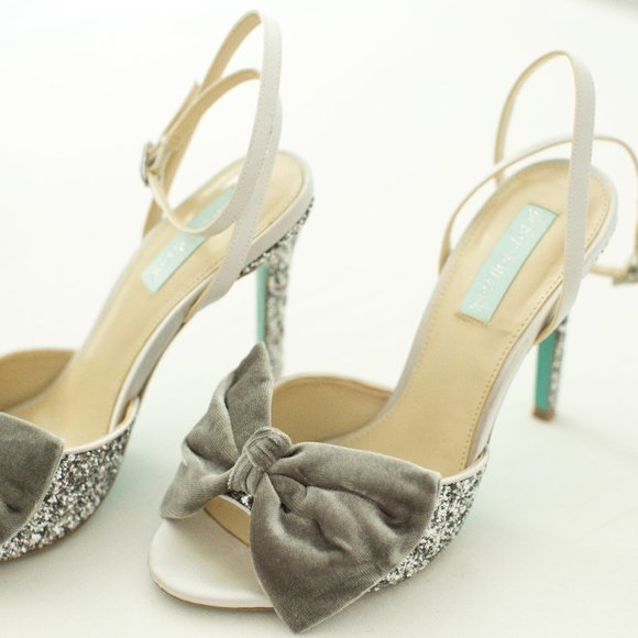 Jilly: Betsy Johnson Glitter & Bowed Heels, Silver Grey - Picture 12 of 14